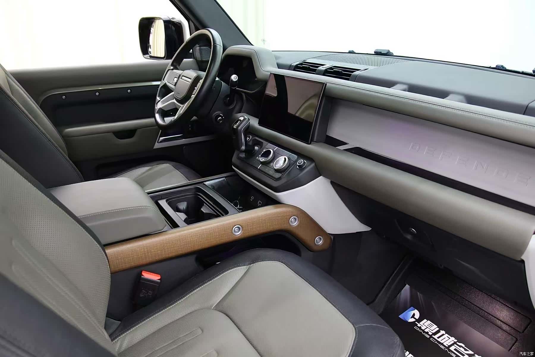 Land Rover Defender, 2022 6
