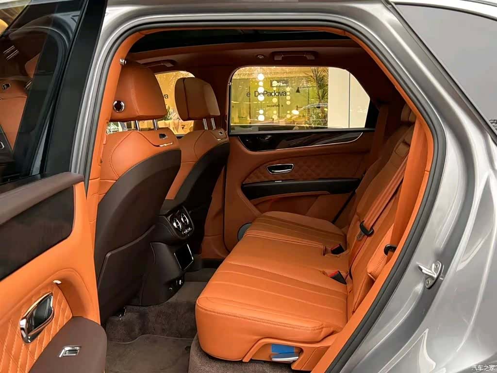 Bentley Bentayga, 2022 9