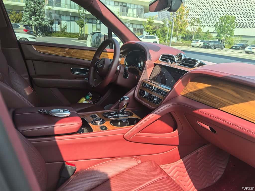 Bentley Bentayga, 2021 9