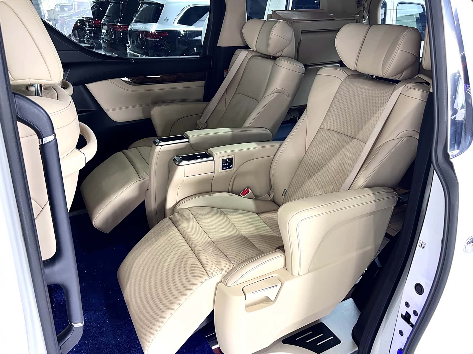 Toyota Alphard, 2023 42