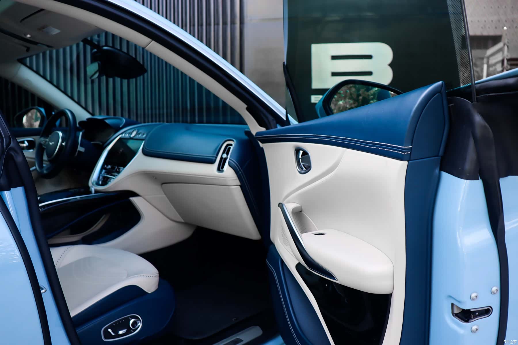 Aston Martin DBX, 2022 15