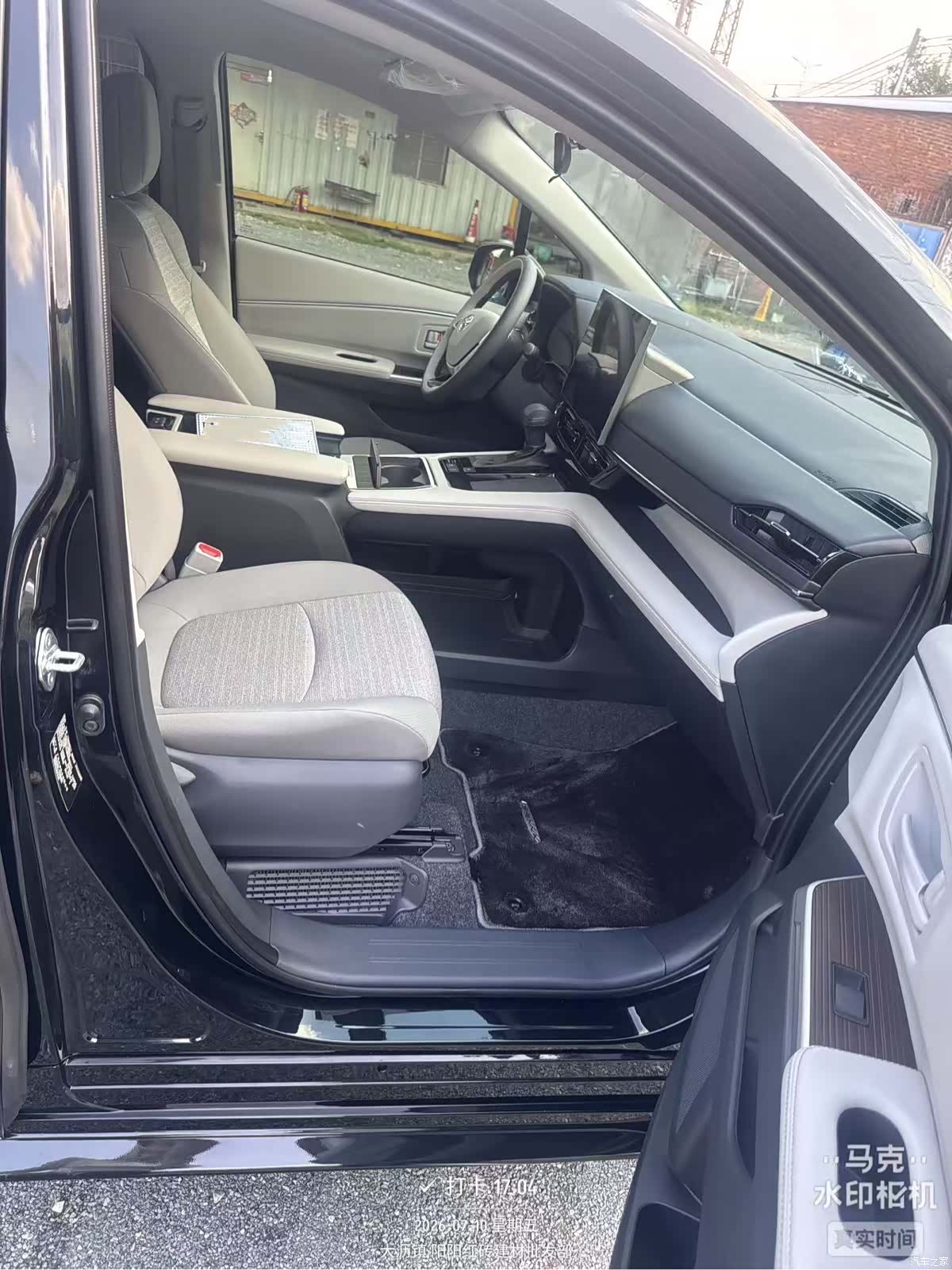Toyota Sienna, 2026 4