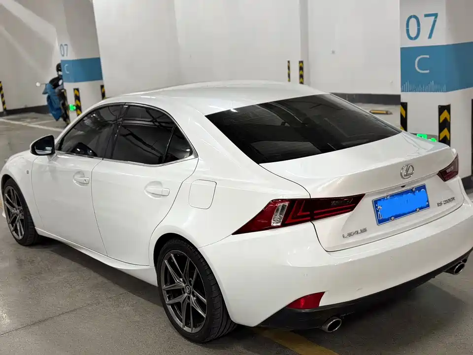 Lexus IS