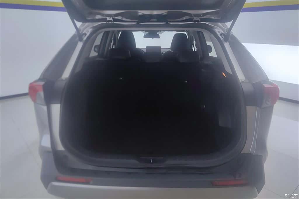 Toyota RAV4, 2021 4