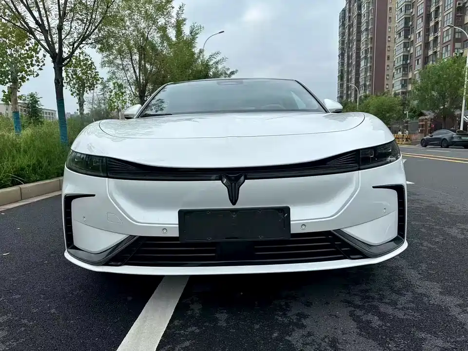 VOYAH Lantu chasing light