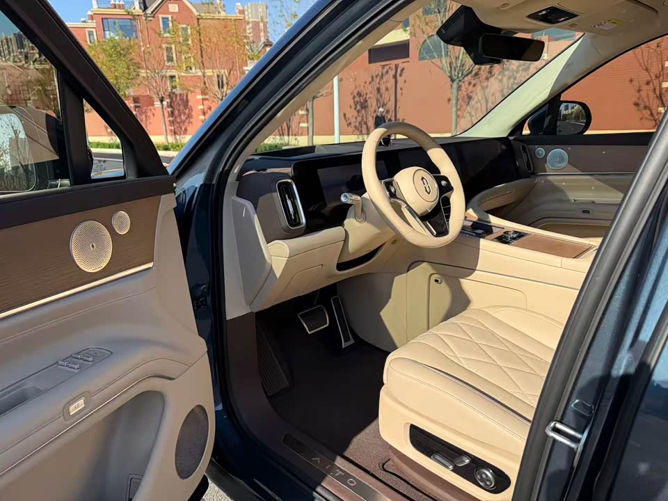 AITO Ask the world M9