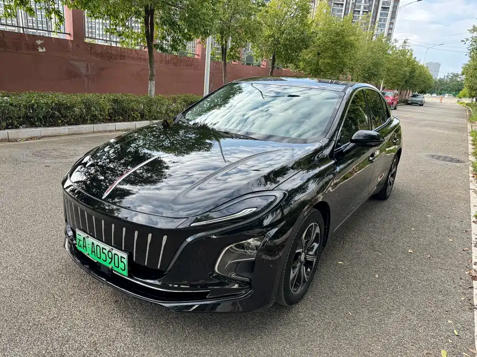 Hongqi E-QM5