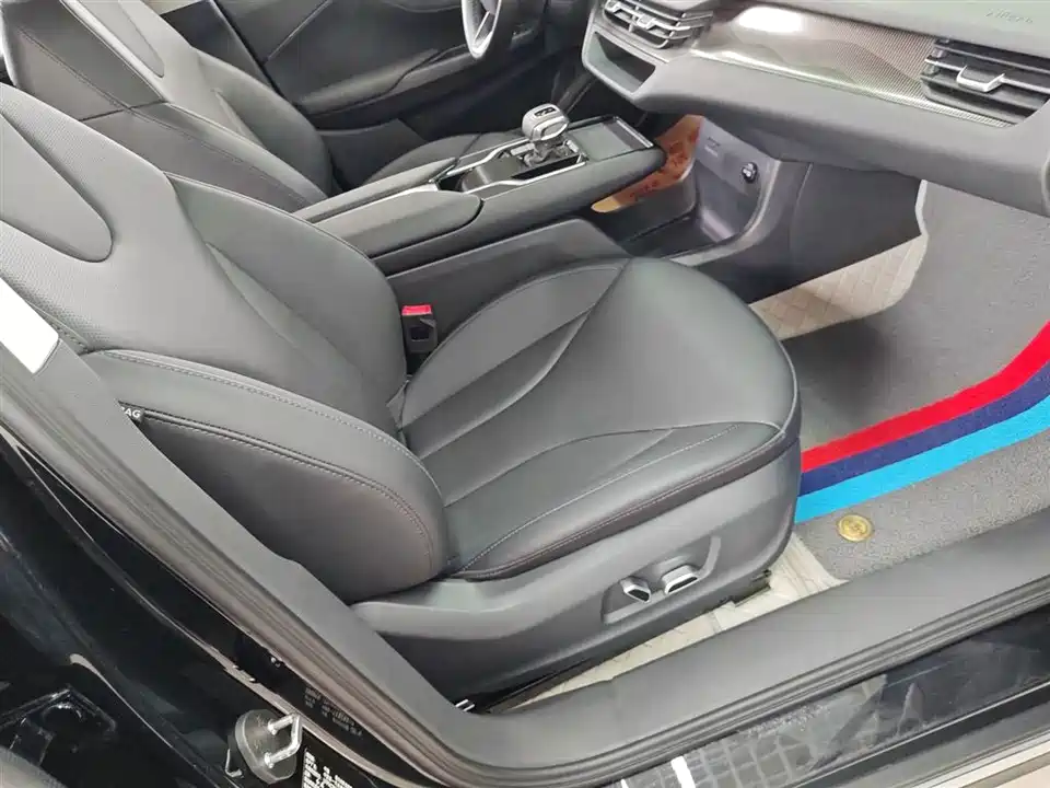Hongqi E-QM5