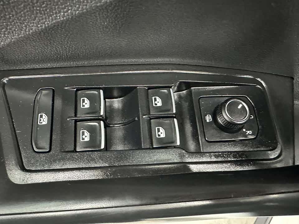 Volkswagen T-ROC exploring Songs