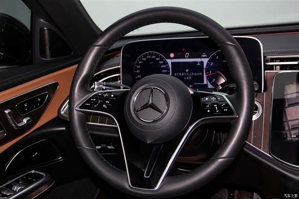 Mercedes-Benz E-Class, 2024 14