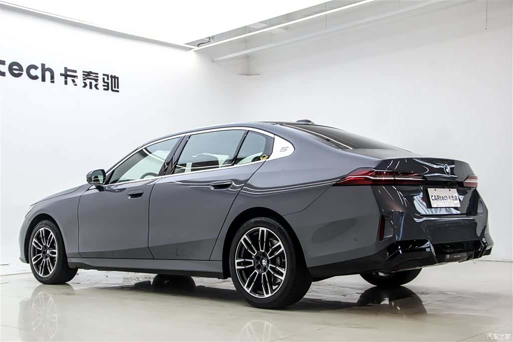 BMW 5 Series, 2025 7
