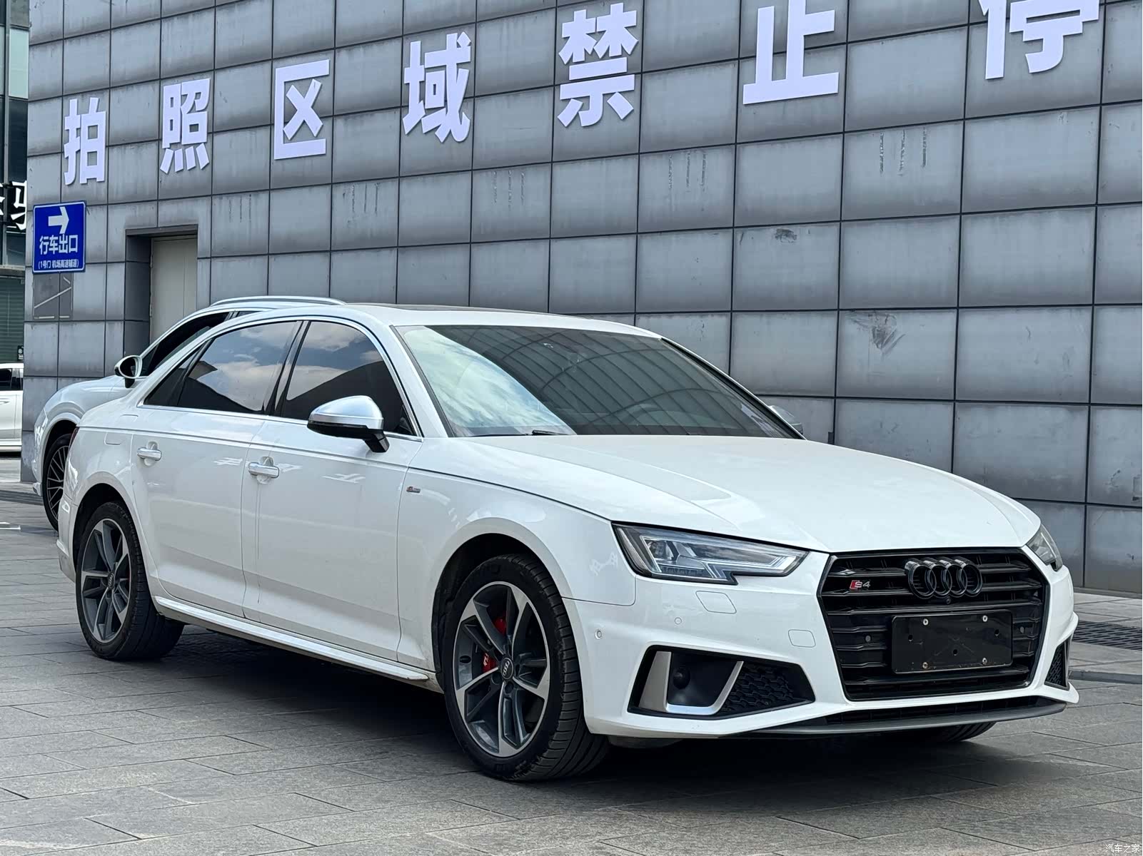 Audi A4L, 2019 3