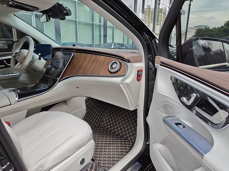 Mercedes-Benz EQE SUV 2023, фото 11
