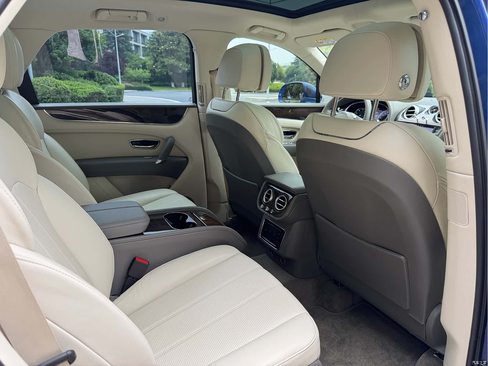 Bentley Bentayga, 2019 21
