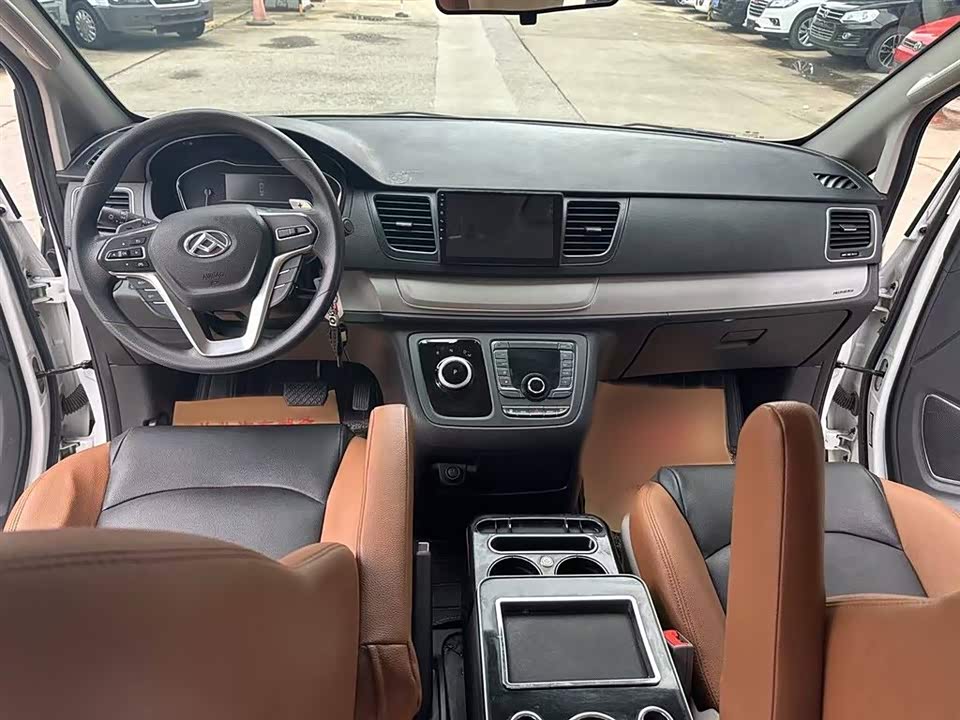 MAXUS Chase G10