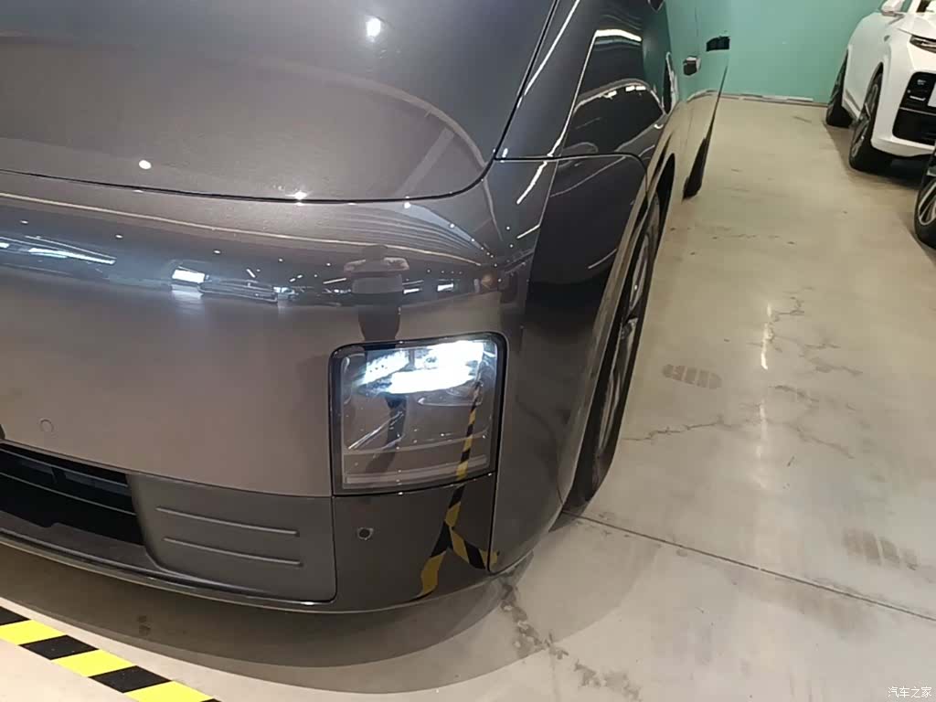 Li Auto MEGA, 2025 24
