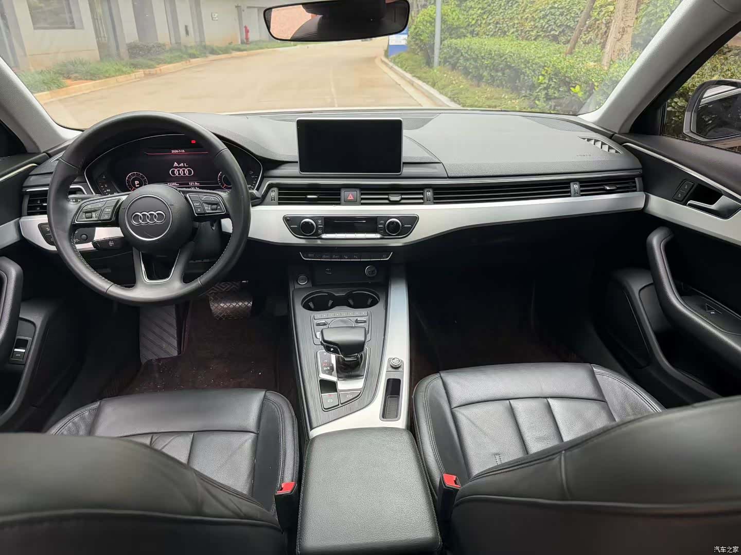 Audi A4L, 2019 все фото