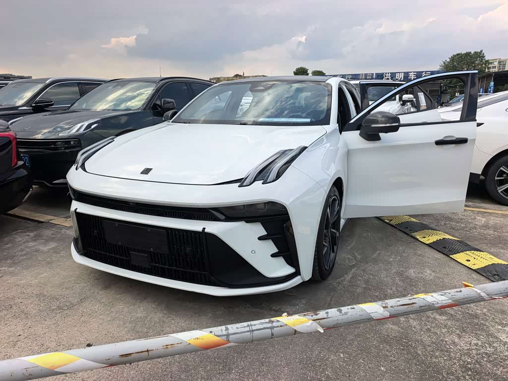 Lynk & Co 03
