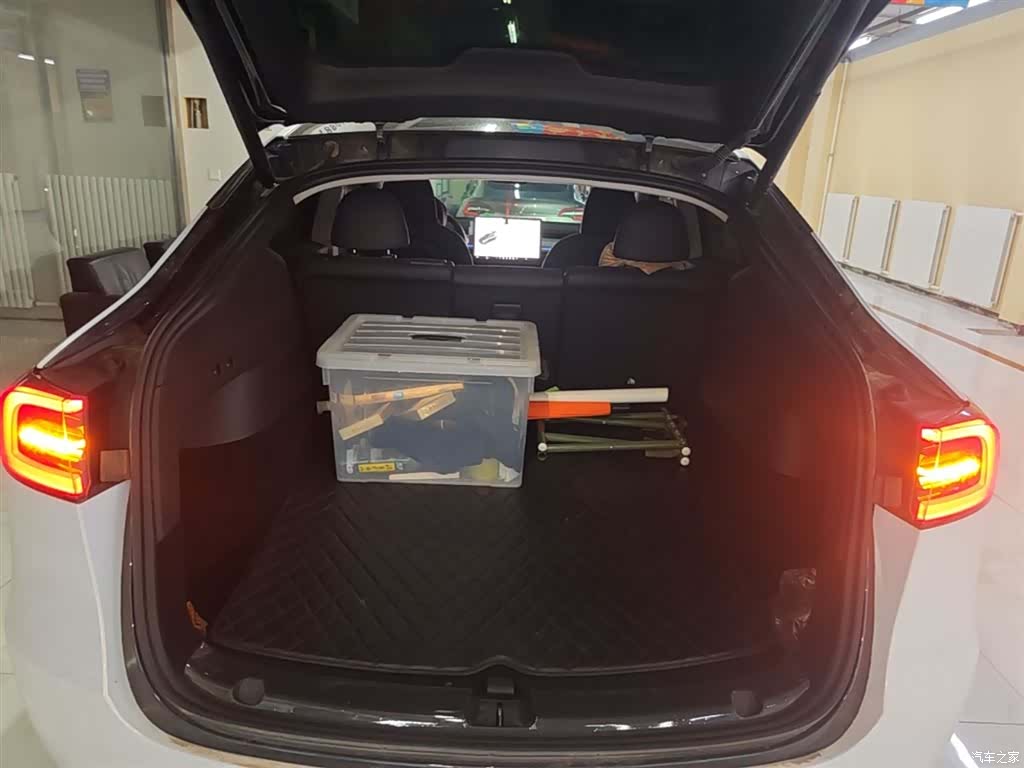 Tesla Model Y, 2024 19