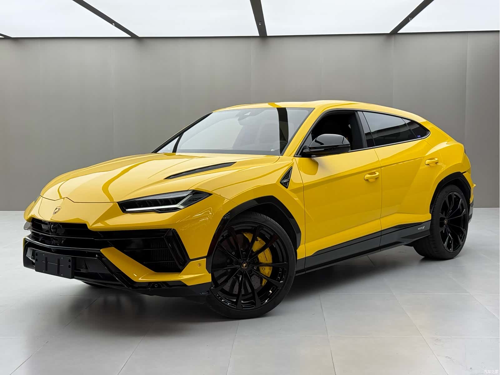 Lamborghini Urus, 2023 1