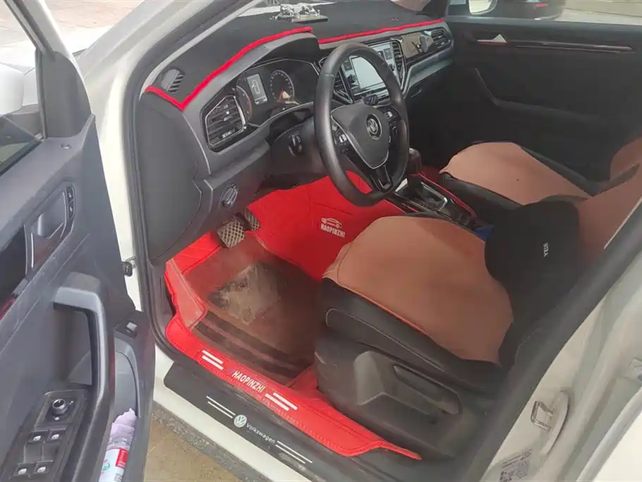 Volkswagen T-ROC exploring Songs