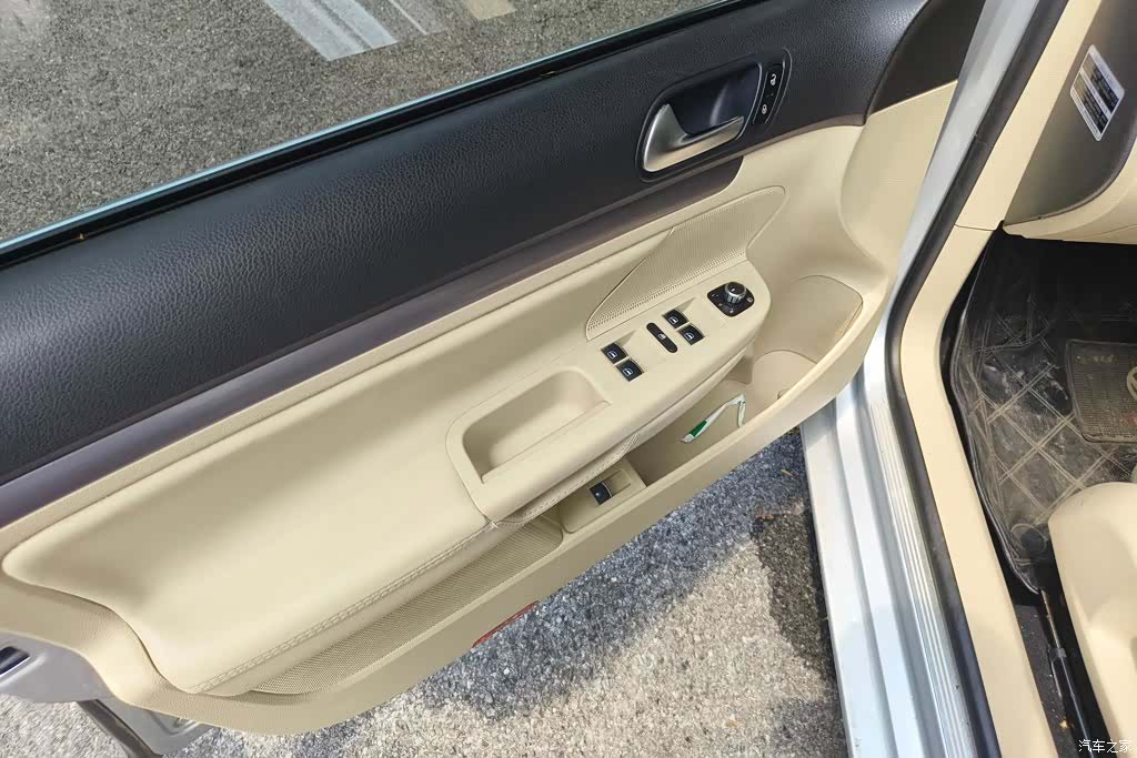 Volkswagen Sagitar, 2012 7