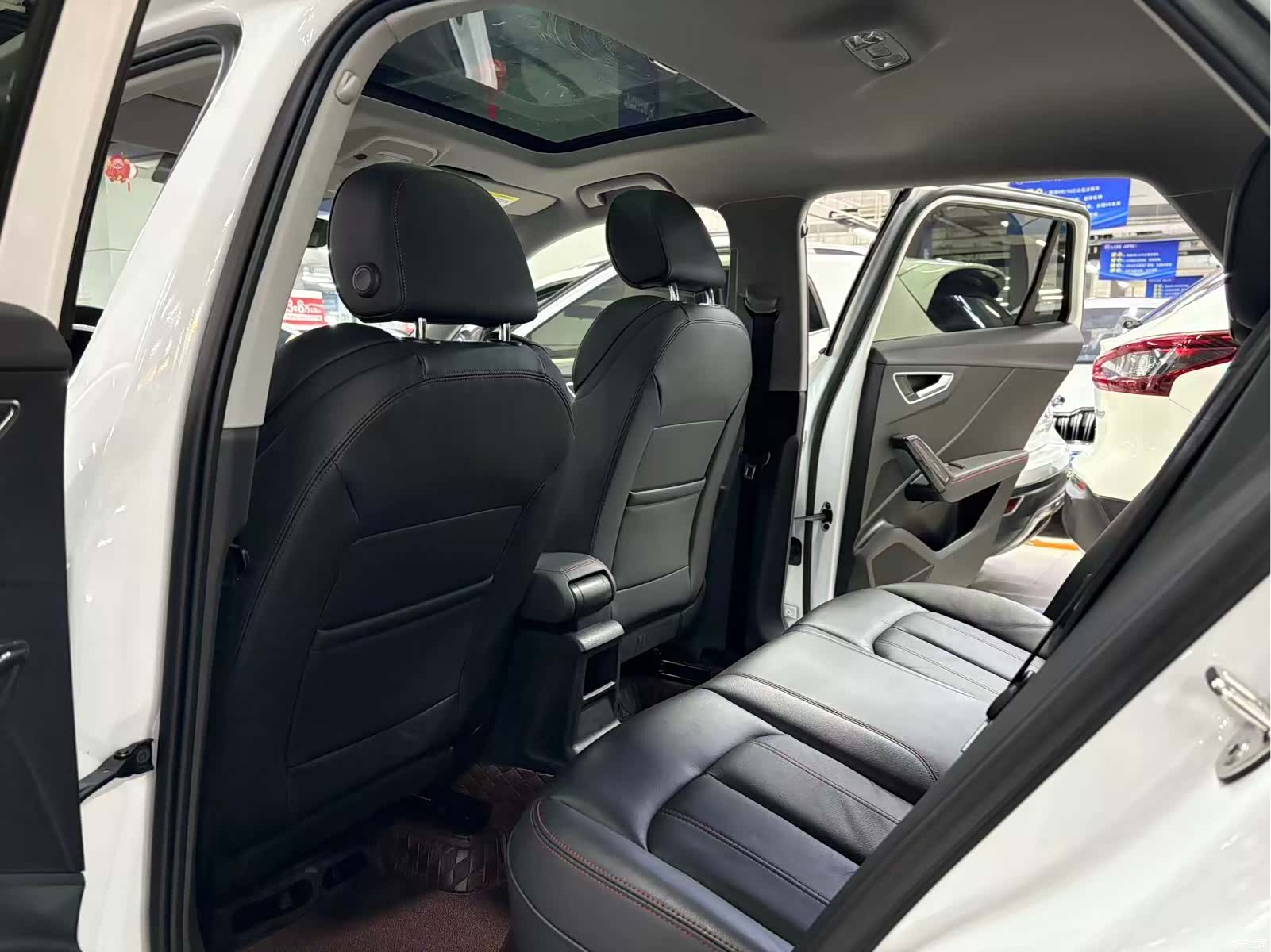 Audi Q2L, 2023 все фото