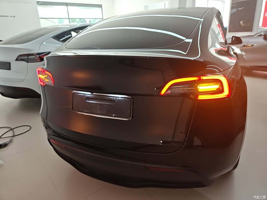 Tesla Model Y, 2023 4
