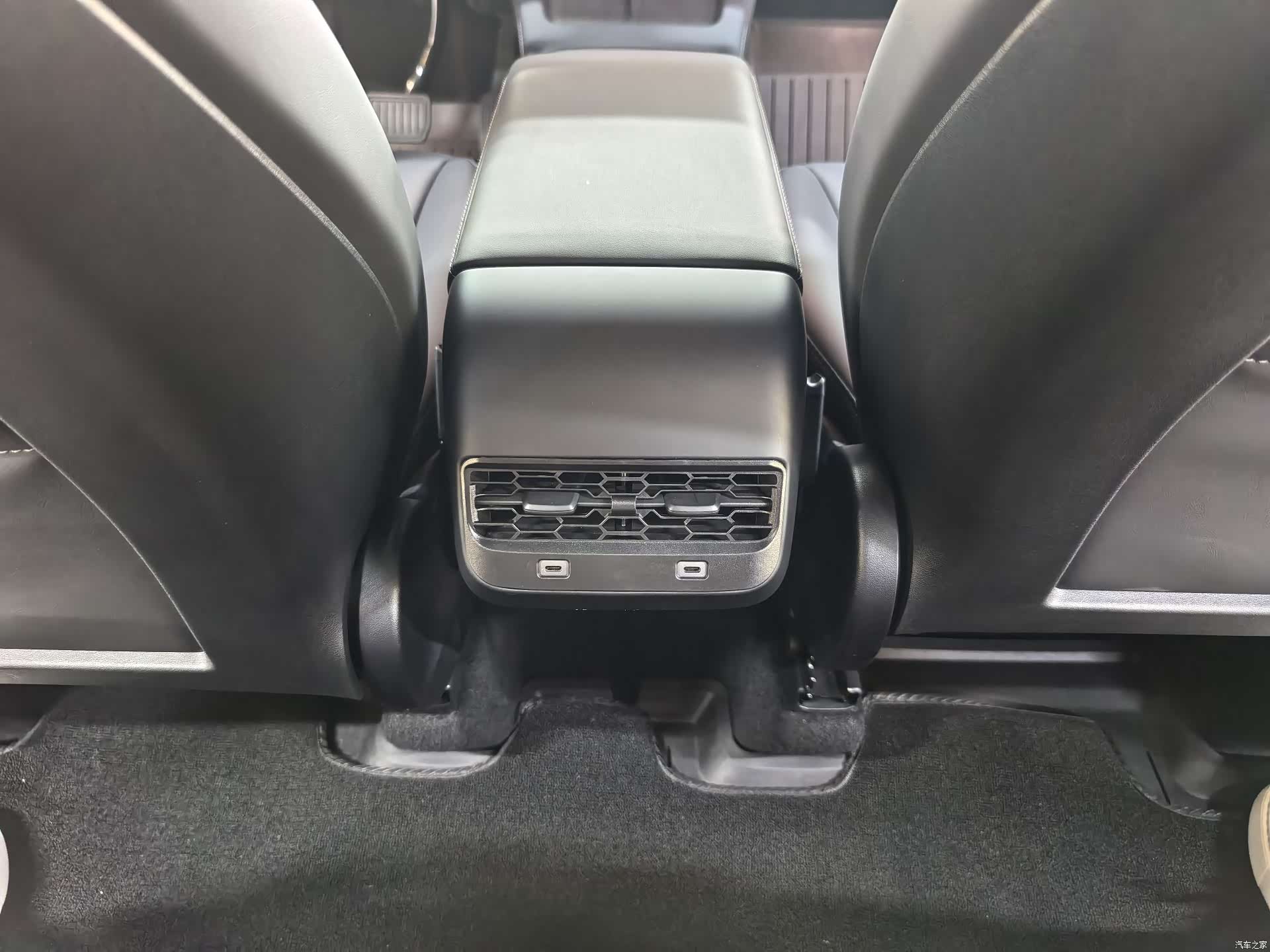 Tesla Model Y, 2024 6