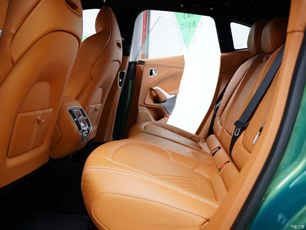 Aston Martin DBX, 2023 39