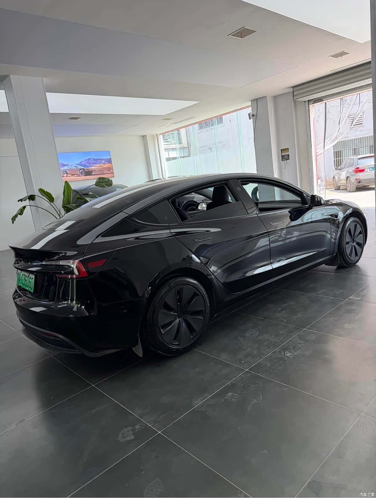 Tesla Model 3, 2025 3