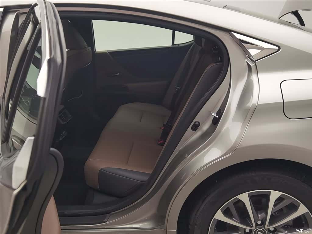 Lexus ES, 2021 15