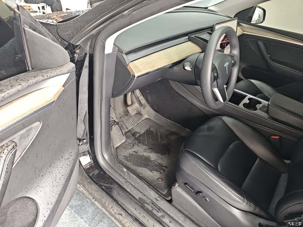Tesla Model Y, 2023 16