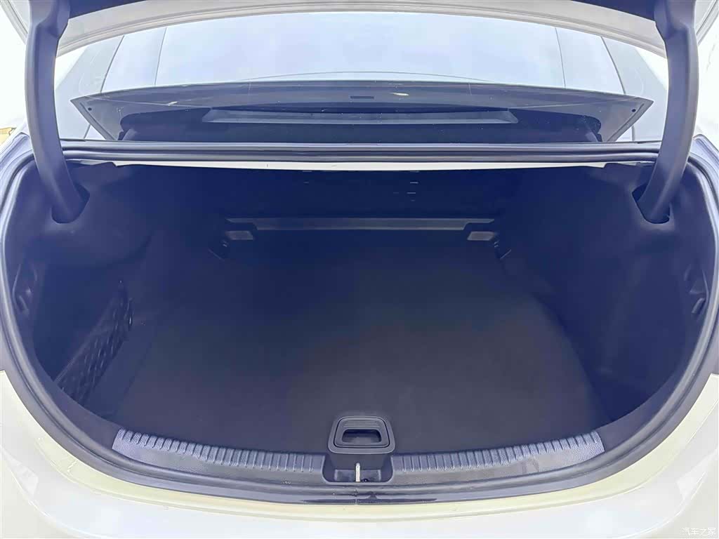 Mercedes-Benz C-Class, 2024 11