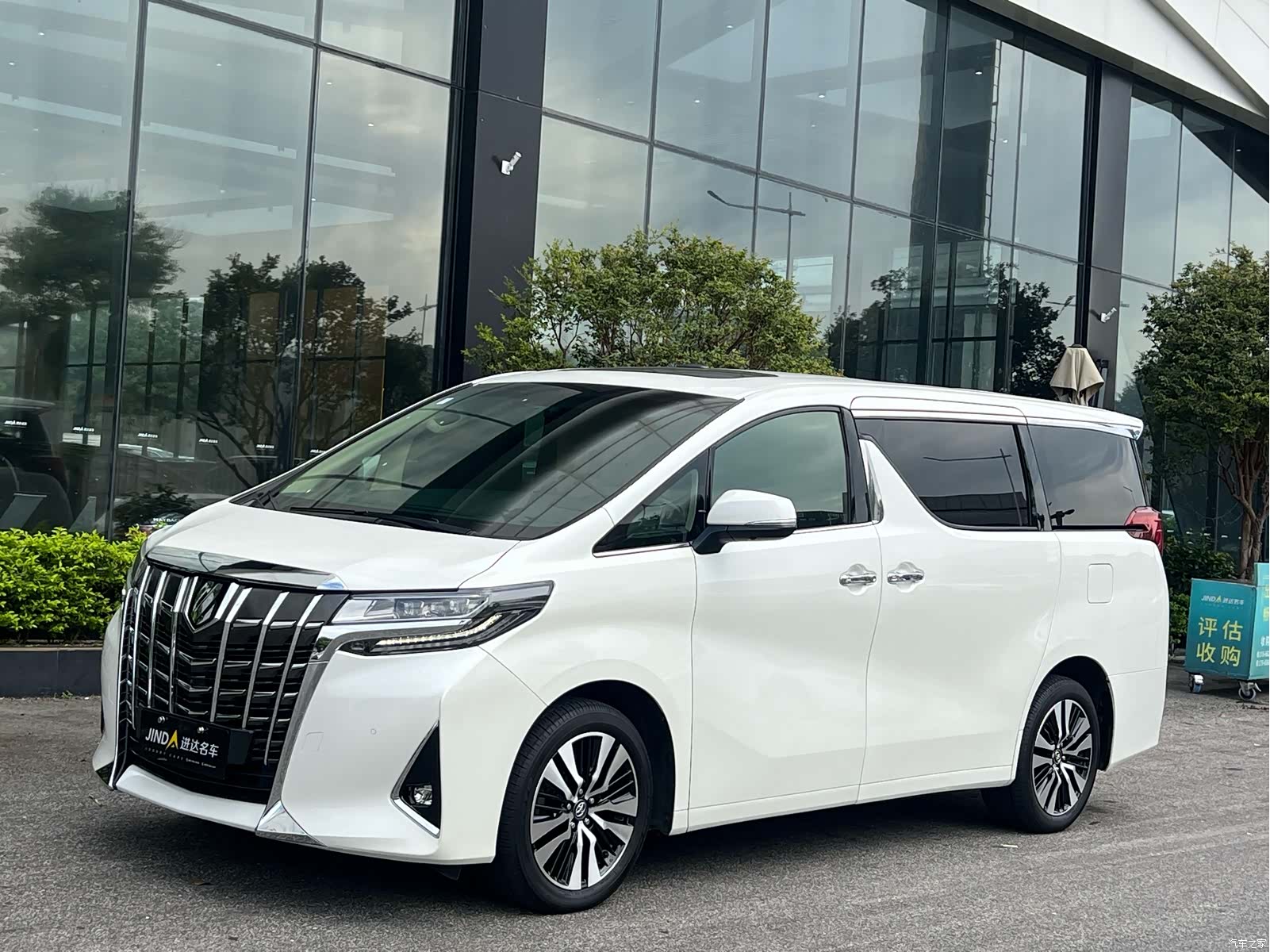 Toyota Alphard, 2019 1