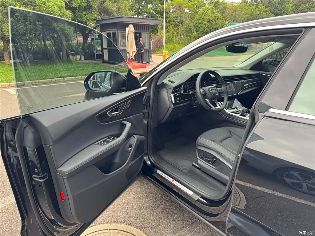 Audi Q8, 2025 15