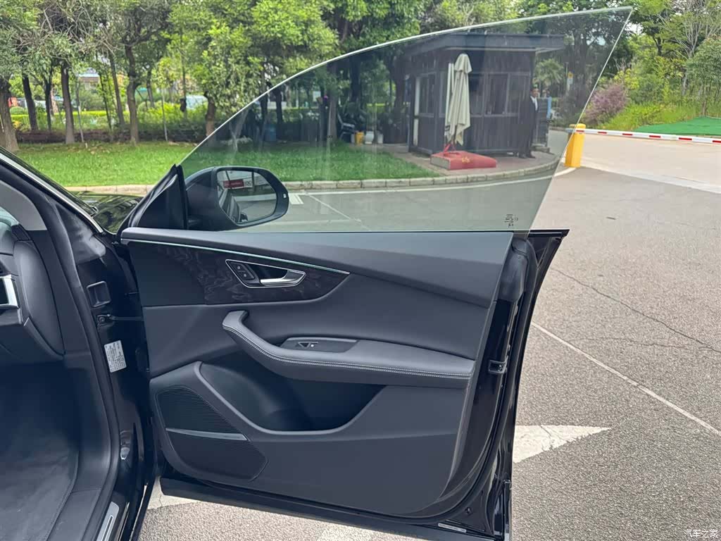 Audi Q8, 2025 26