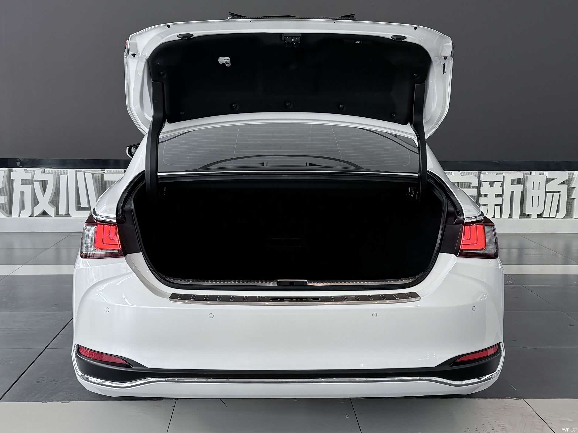 Lexus ES, 2023 22