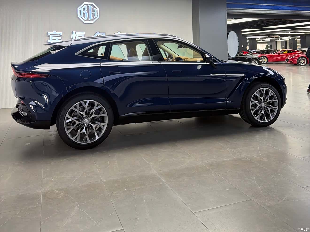 Aston Martin DBX, 1900 3