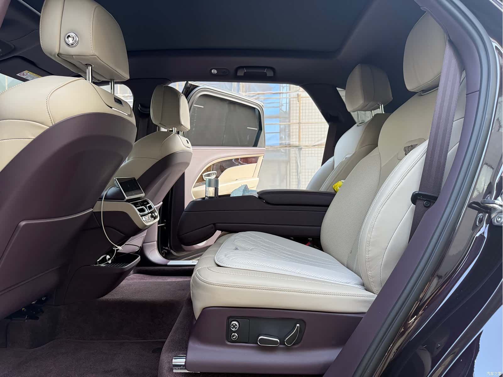 Bentley Bentayga, 2023 9