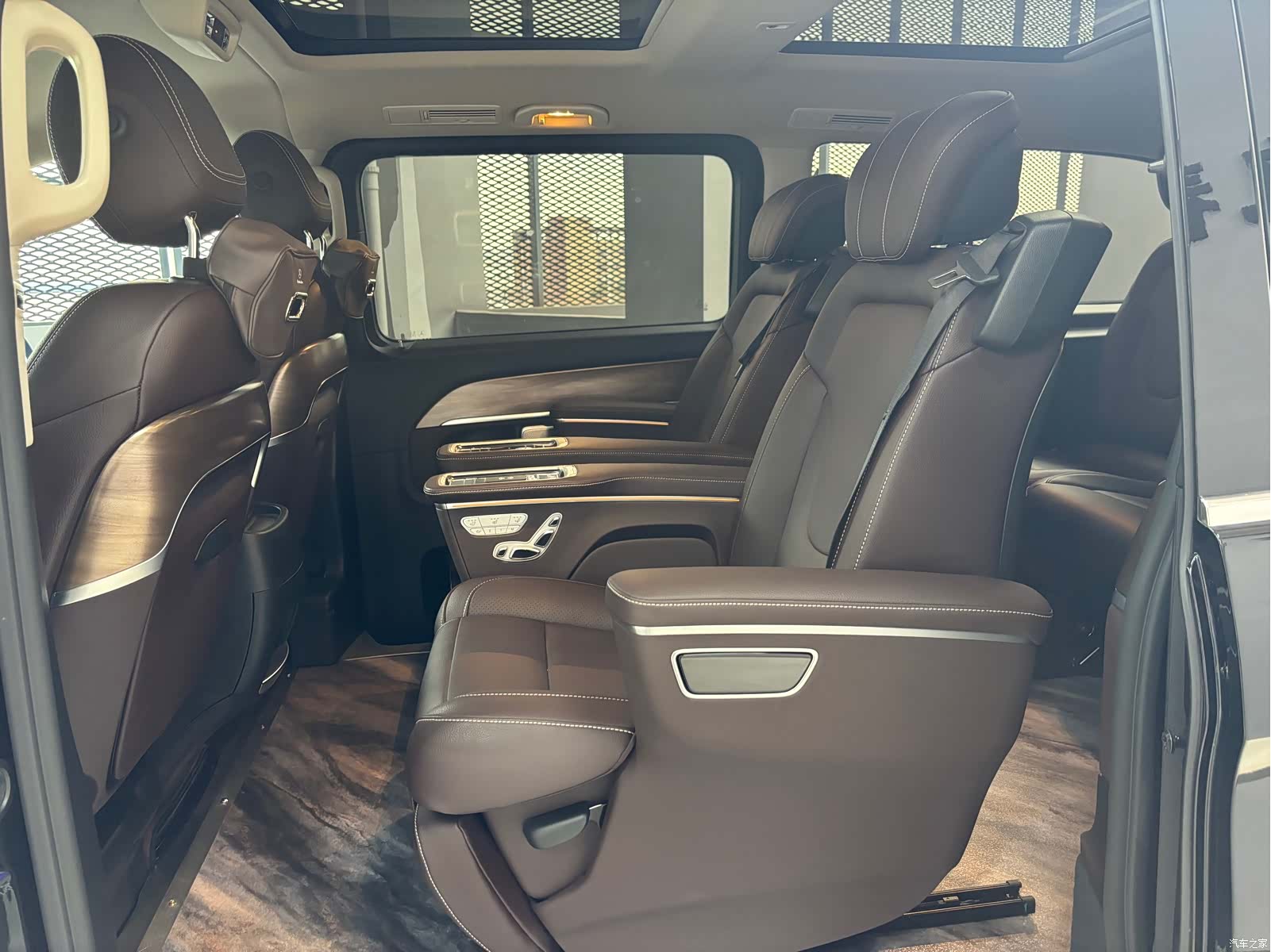 Mercedes-Benz V-Class, 2024 7