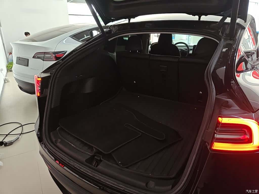 Tesla Model Y, 2023 15