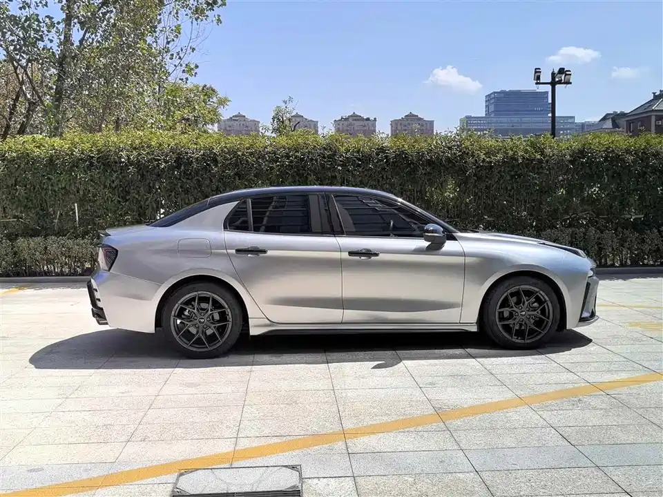 Lynk & Co 03