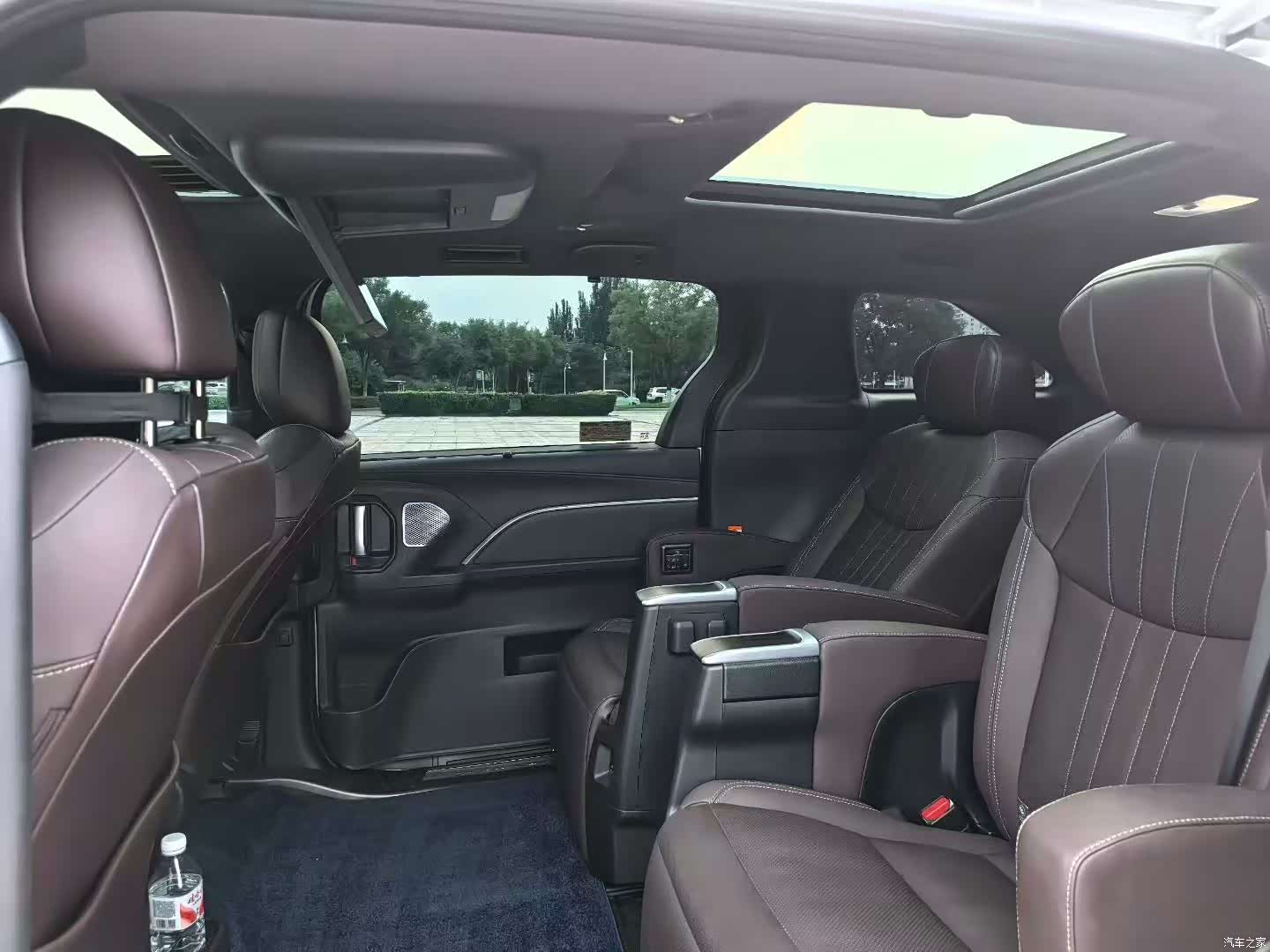 Toyota Granvia, 2024 9