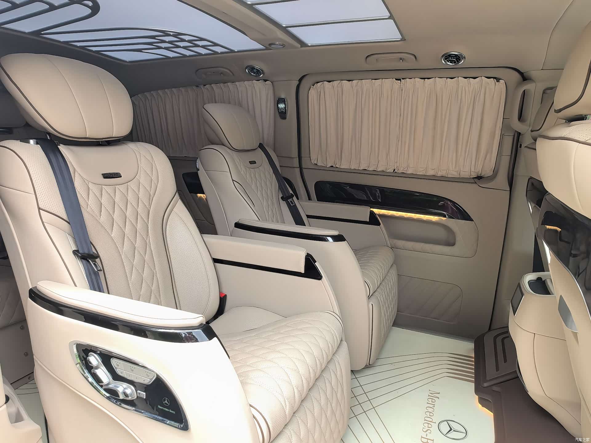 Mercedes-Benz 7, 2022 14