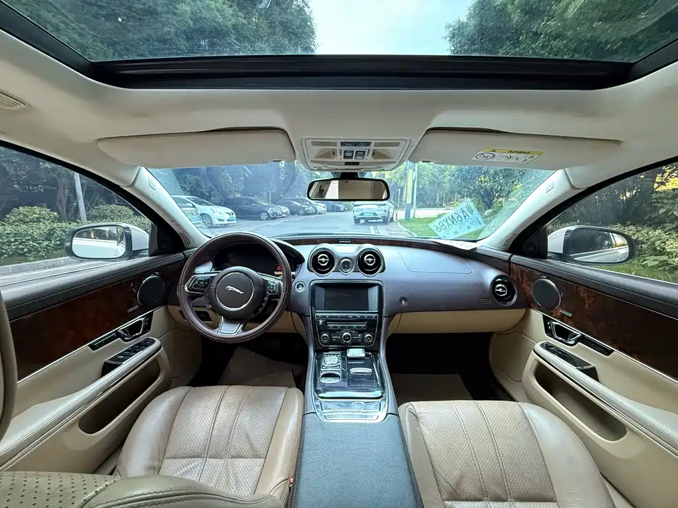 Jaguar XJ Jaguar XJ