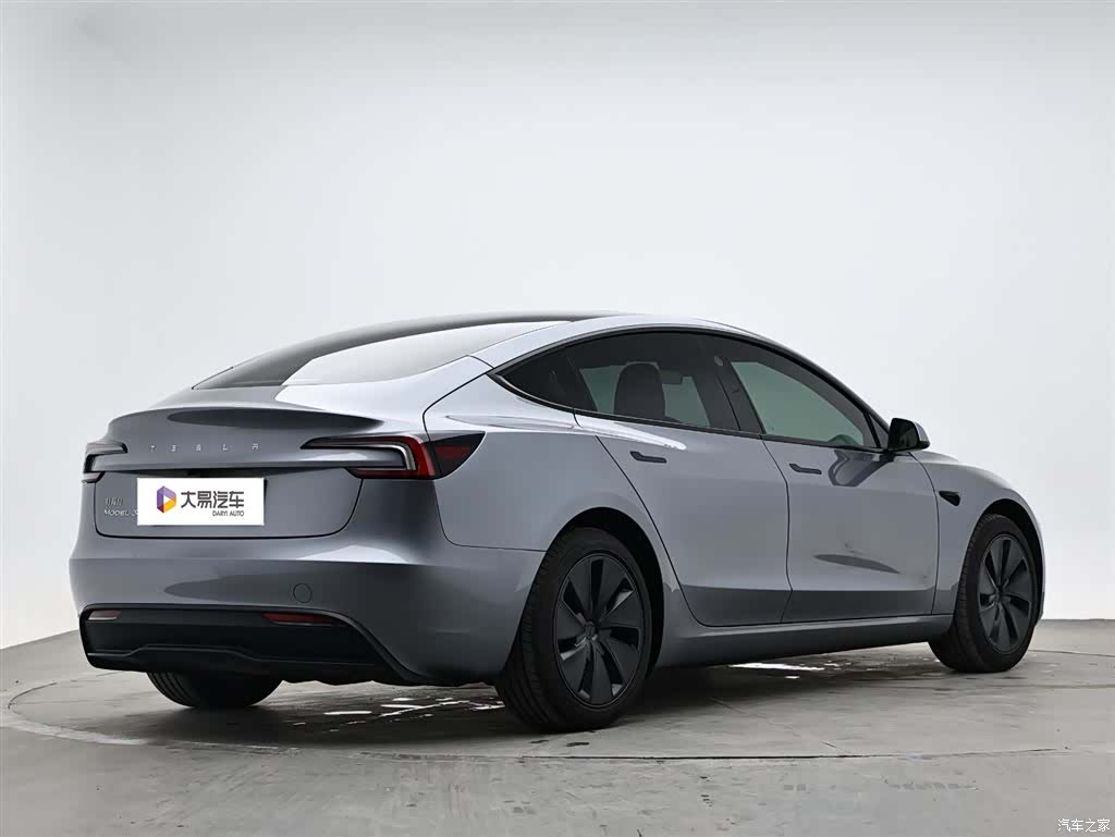 Tesla Model 3, 2025 3