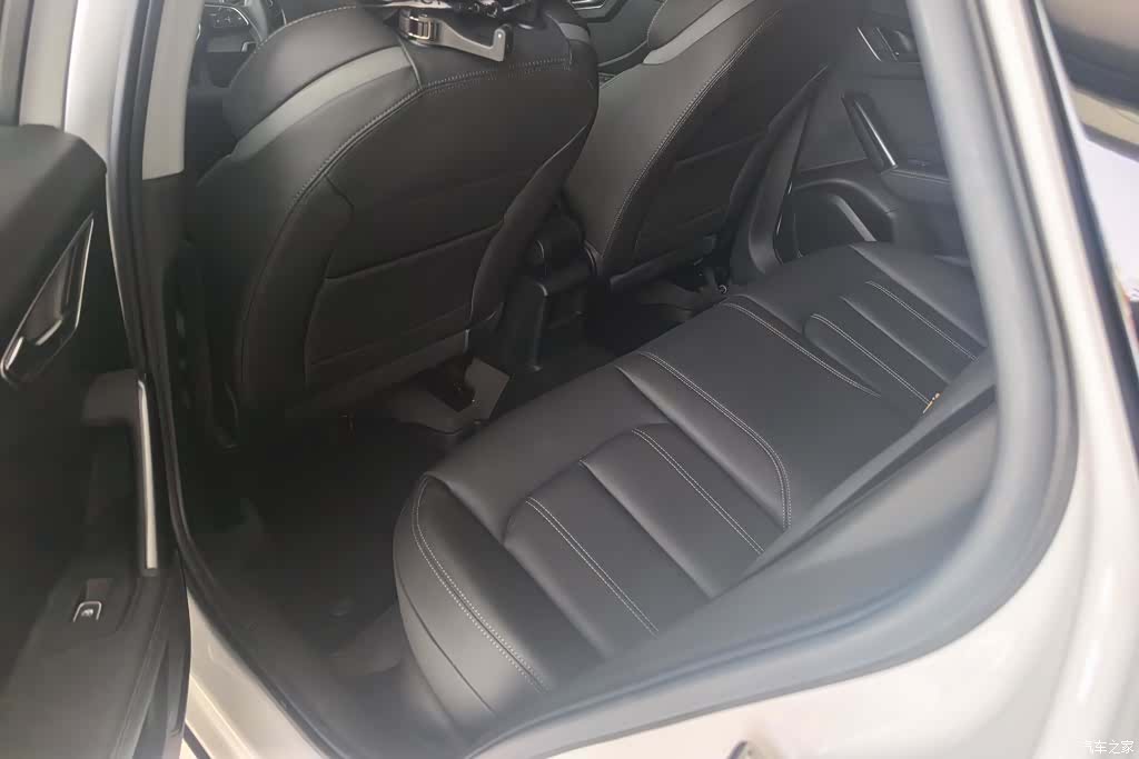 Audi Q2L, 2023 11