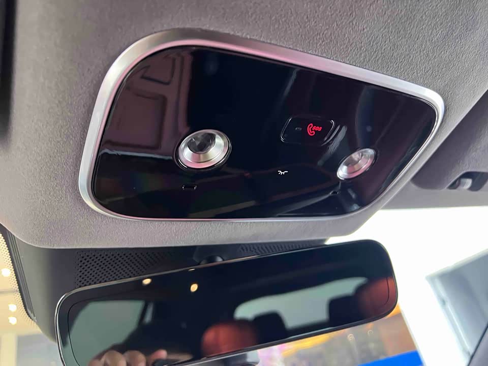 AITO Ask the world M8