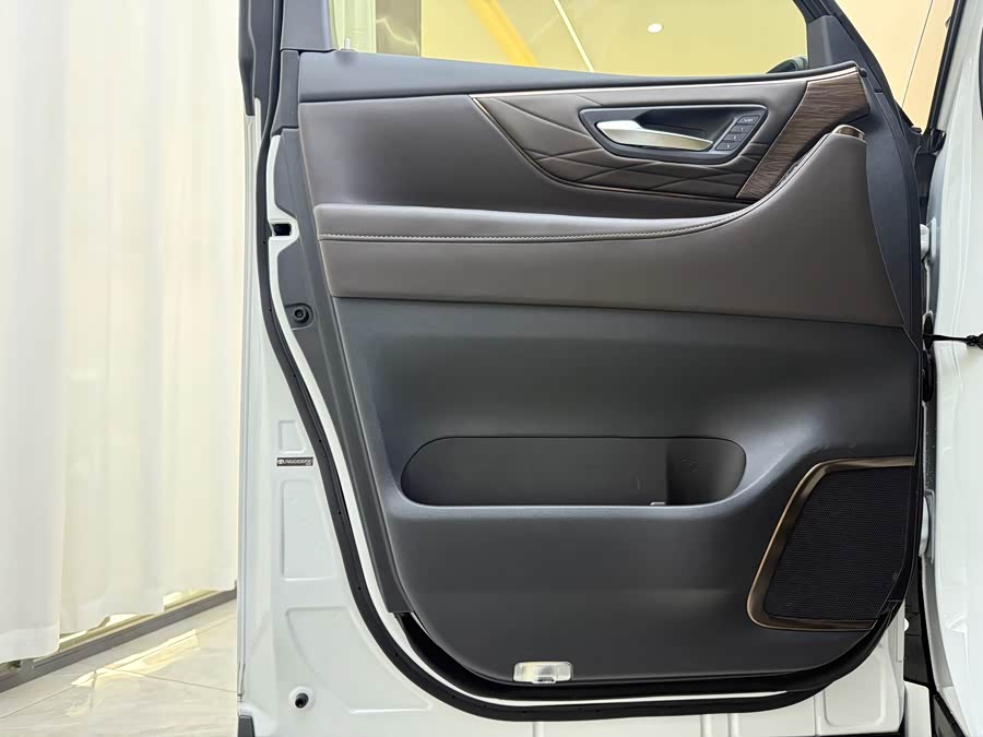Toyota Alphard 2025, фото 3